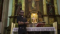 Dominic Ekpaidot, en la iglesia de Palmeira en la que oficia misa desde hace un par de aos.