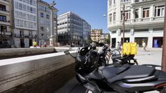Motos aparcadas ayer en la parte alta de la Praza de Santo Domingo