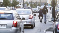 Dos patinetes circulando por Catabois