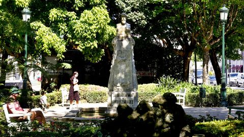 El monumento a Curros Enrquez fue realizado por Lorenzo Coullaut Valera.