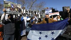 A las puertas de las cortes neoyorquinas, medio centenar de hondure�os festejaron la sentencia de cadena perpetua entre v�tores y c�nticos