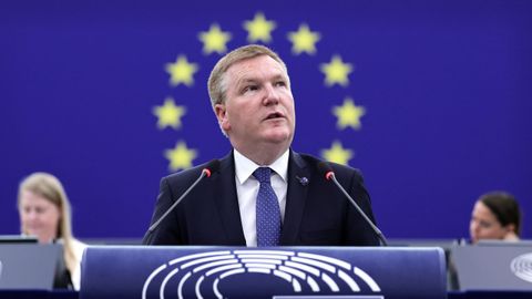 El comisario de Justicia de la Comisi�n Europea, Michael McGrath, en un pleno del Europarlamento.