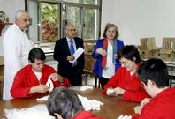 Oliete y Concha Seoane comprueban el trabajo de parte de los 85 usuarios que tiene Aspadex.