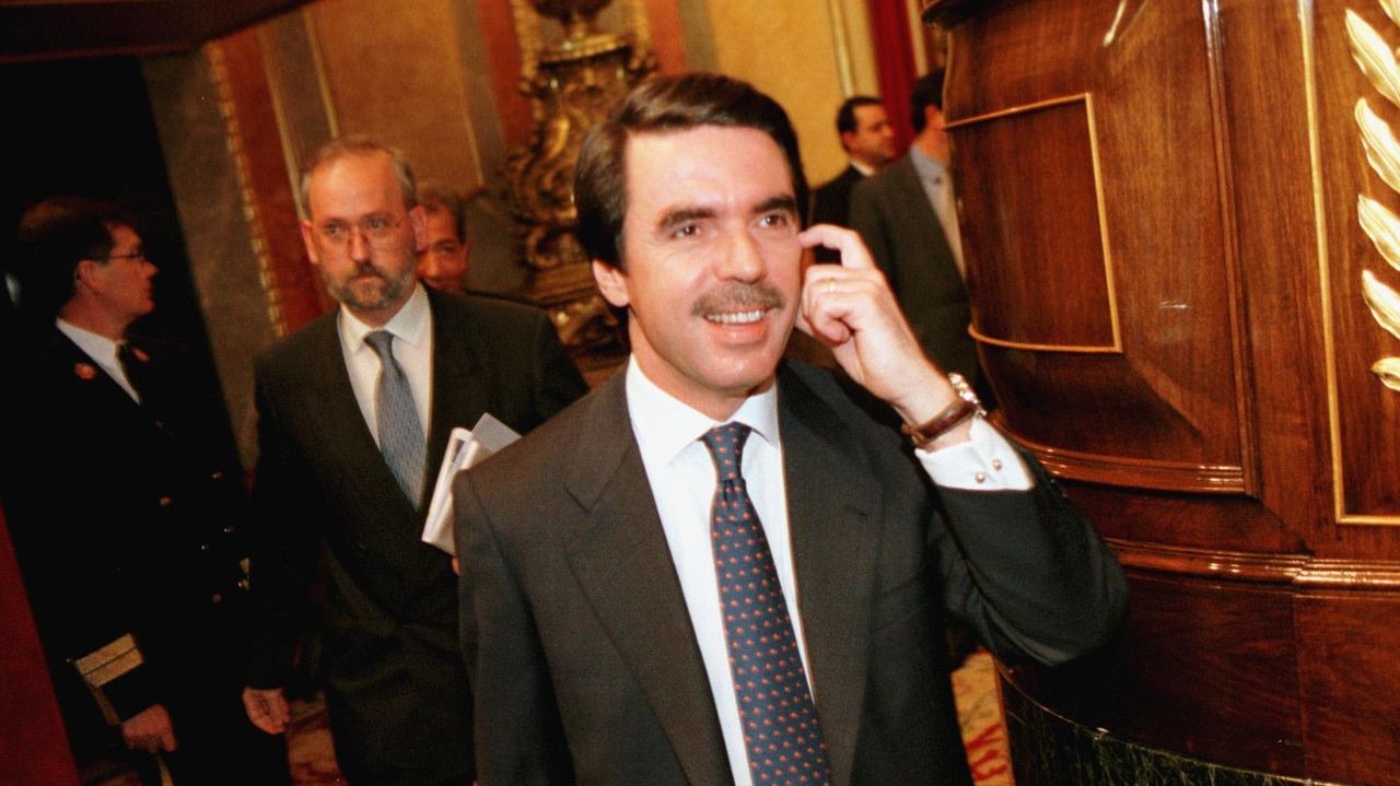 Treinta años de la primera investidura de Aznar: de los pactos con el nacionalismo y el «España va bien», a tener ministros imputados