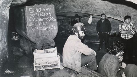 La pintada en la vagoneta lo dice todo ? Si no hay soluci�n del encierro, a la revoluci�n? En la imagen de izda a dcha: Lito, Palacio y Cuqui (sentados) y de pi�: Camblor y Comunas (que estaba de vista)