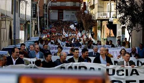 Miles de personas secundaron las manifestaciones convocadas por el sector palangrero.