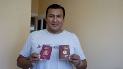 Roberto Tito hizo la jura ante notario para agilizar el trmite y ya tiene su pasaporte espaol