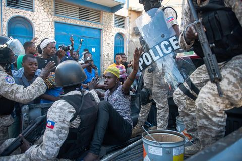 Miembros de la polica detienen a un hombre durante unas protestas para forzar la renuncia del presidente de Hait, Jovenel Moise