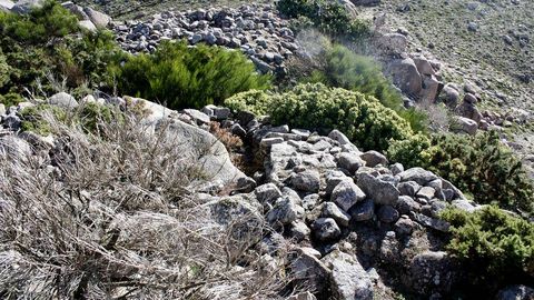 Monte de O Pindo.Restos de otra muralla del castillo de San Xurxo, en O Pedrullo