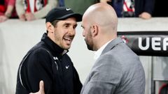 Saludo entre los entrenadores de Friburgo y Celta, Julian Shuster y Claudio Gir�ldez.