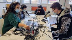 Alumnos del IES Lauro Olmo de O Barco en su estudio de radio. La educaci�n gallega sigue en gran medida el modelo de aprendizaje que promueve la Lomloe
