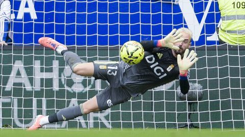 Aar�n Escandell detiene el penalti a Isi en el Real Oviedo-Rayo