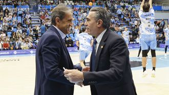 Luis Casimiro y Sergio Scariolo se saludan en los proleg�menos del encuentro.