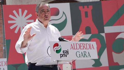 Aitor Esteban participa en la inauguracin del batzoki,el 25 de mayo en Azcoitia (Guipzcoa).