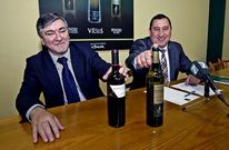 Alfredo V�zquez, gerente de la cooperativa de O Barco, con Jos� Est�vez, de Vi�a Almirante.