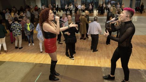 Mar D�vila animando un baile en Carballo