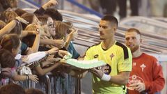 Cantero acerca la tarta del cumplea�os del Racing a los m�s peque�os.