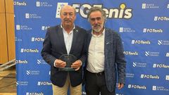 Alberto V�zquez, presidente del Casino Ferrolano-Tenis Club con Jos� Mosquera, presidente de la Federaci�n Gallega de F�tbol