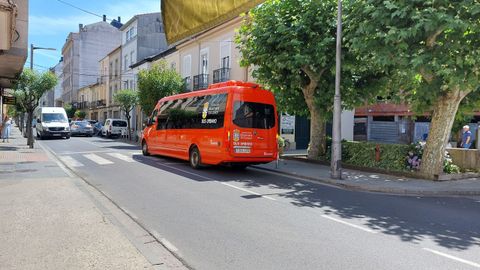 El bus urbano de Monforte circulando por la calle Roberto Baamonde