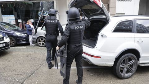 Despliegue policial en el Agra do Orz�n por un hombre atrincherado que realiz� disparos contra el edificio de enfrente 