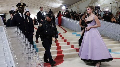 La actriz Micaela Diamond en la Met Gala