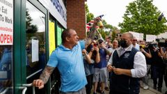 Protesta delante del negocio de Bobby Catone de bronceado por abrir su local de Nueva York pese a la pandemia 