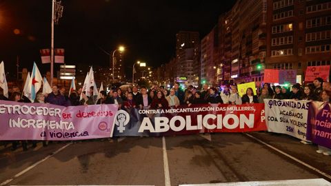 Concentracin de los colectivos participantes al final de la manifestacin delante de la Delegacin del Gobierno