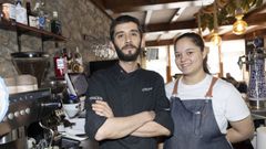 A Pracer�a de Laxe. Este restaurante, ubicado en primera l�nea de playa, echar� el cierre a mediados de mes. El gerente, en la foto, y dos empleados se quedar�n sin trabajo. Estos �ltimos, en el paro
