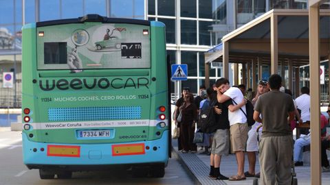 Usuarios del transporte metropolitano esperando en una de las paradas de A Coru�a.
