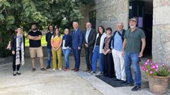 Foto de familia do encontro po�tico na Casa de Rosal�a, en Padr�n.