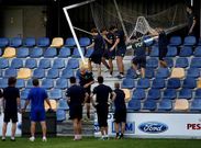 Varios de los jugadores cargan con una portería antes de empezar el entrenamiento de ayer.
