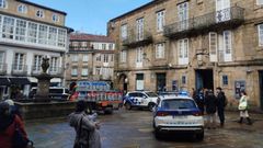Patrullas en la plaza de O Toural tras el incidente con un toxic�mano que amenaz� a varias personas con un cuchillo