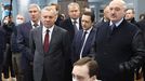 El presidente de Bielorrusia, Alex�nder Lukashenko (a la derecha), y el director general de la agencia espacial rusa Roscosmos, Yury Borisov (a la izquierda),  en el Centro de Entrenamiento de Cosmonautas de Investigaci�n y Prueba Gagarin en Star City, en las afueras de Mosc�