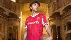 C�sar Gelabert con la camiseta retro de la 25/26