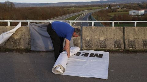 Manifestantes recogen las pancartas 