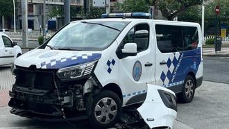 El furg�n de la Polic�a Local de A Coru�a que fue embestido por el coche kamikaze