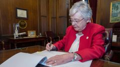 La gobernadora, Kay Ivey, deber ratificar o no el proyecto de ley