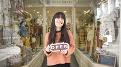 Bea Hervs, que es graduada en Periodismo e hizo tres msteres y comanda una tienda de moda infantil respetuosa en Pontevedra.