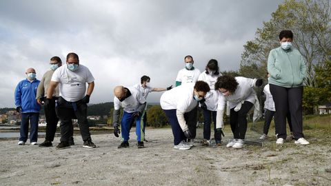 Amicos y Vegalsa impulsan una limpieza de playa para acabar con la basuraleza en Barraa