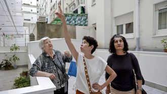 Vecinas del edificio n�mero 32 de la avenida Ram�n y Cajal, se�alando el piso en el que se origin� la plaga de chinches 