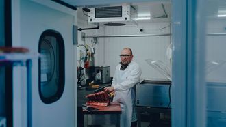 Juan Lage tiene una explotaci&oacute;n de un centenar de vacas de raza caldel&aacute; y una carnicer&iacute;a propia en su aldea, Foncuberta, en Maceda