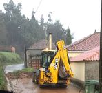 Una pala llev� a cabo la retirada del talud que se derrumb� en Cercio