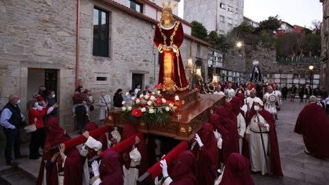 La Irmandade do Cristo da Misericordia sac en procesin las imgenes del Ecce Homo y las vrgenes de la Amargura y la Soledad tras la celebracin de la misa.