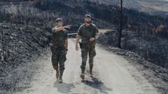 Arvalo y el sargento primero Cascn inspeccionan una parcela de territorio quemado