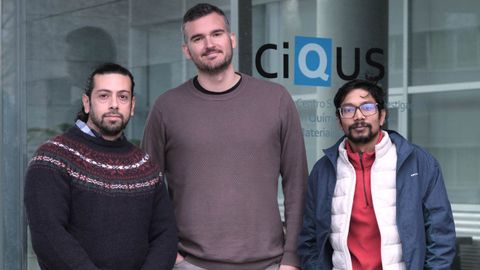 Premios de la RAGC. Equipo de Manuel Souto Salom, en el centro, del Ciqus de la USC, acc�sit por un trabajo sobre bater�as sostenibles