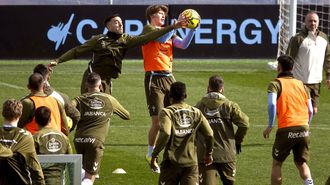 Vecino, en una imagen de archivo, saltando con Fer L�pez, podr�a ser la gran novedad en el once del conjunto vigu�s para la ida de octavos de final ante el Olympique de Lyon en el estadio de Bala�dos.