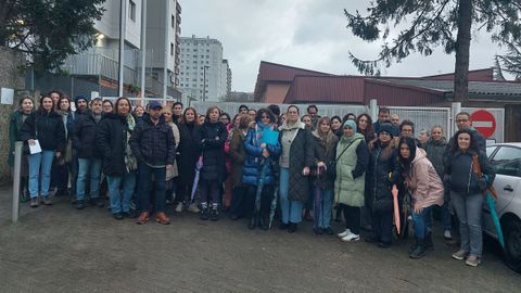 Madres y padres de alumnos del CEP Campolongo, en Pontevedra, este mi�rcoles, tras dejar a sus hijos en este colegio p�blico de primaria
