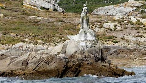 <span lang= es-es >La estatua de Slvora</span>. Una imagen de la sirena que protagoniza la leyenda de los Mario recibe a los visitantes en la isla de Slvora; es obra del escultor Ismael Ortega, que la hizo por encargo de la familia Revilla, anteriores propietarios de ese paraje natural.  