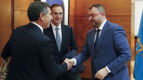 El presidente del Principado de Asturias, Adri�n Barb�n (d), recibi� hoy viernes al presidente y al consejero de delegado de EDP, Manuel Men�ndez (c) y Rui Teixeira (i), respectivamente