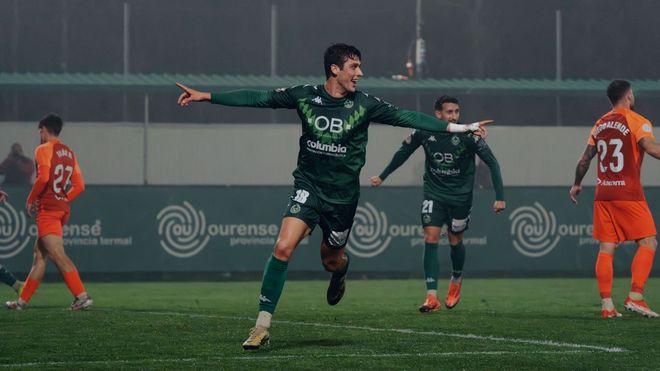 Enol celebra su primer gol en la invernal noche de Espiedo